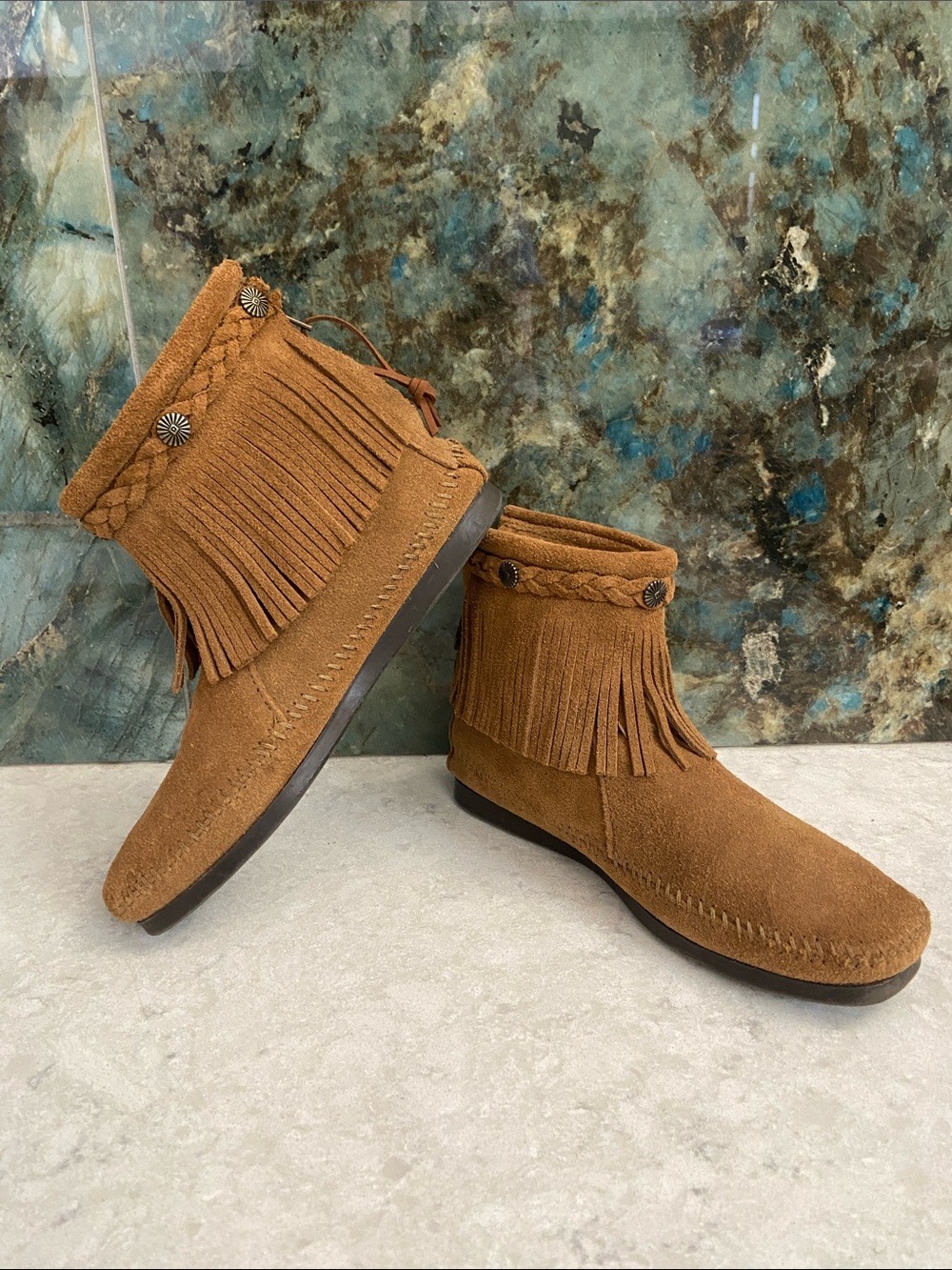 Minnetonka Suede Fringe Moccasin Booties in Chestnut Brown, size 7. Like-NEW